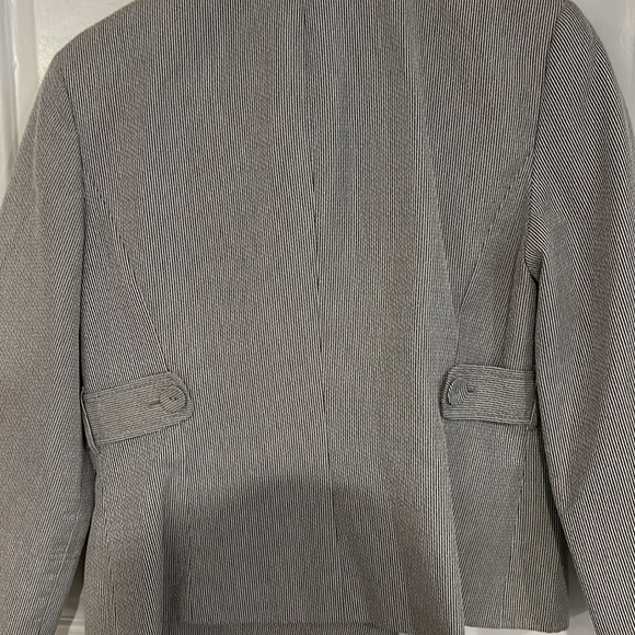 Striped suit - Picture 5 of 8